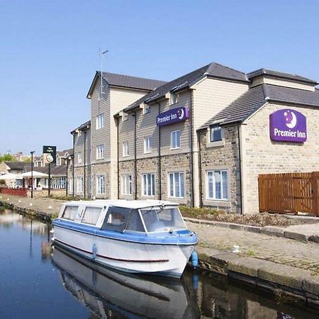 Premier Inn Huddersfield Central Esterno foto