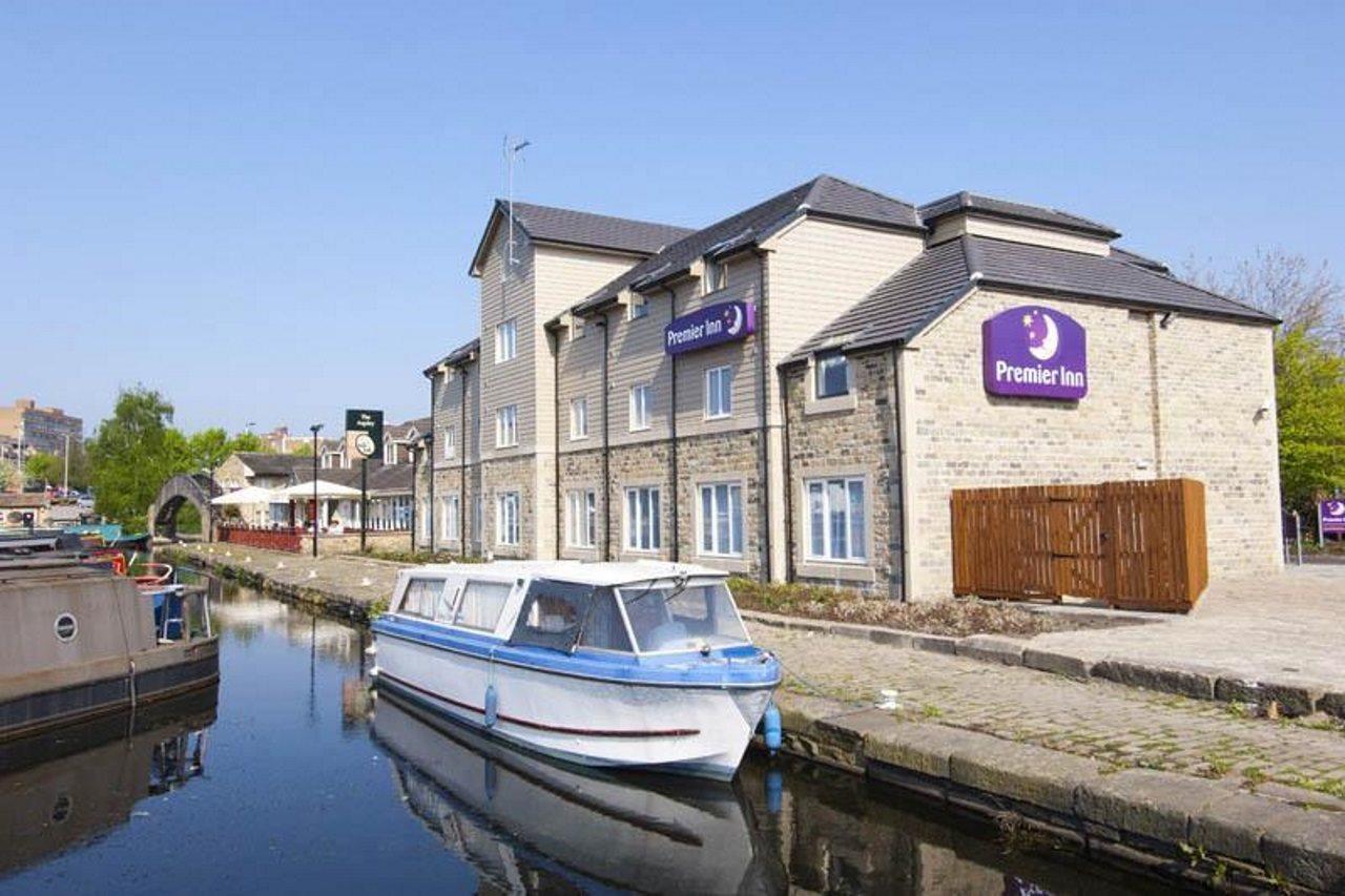 Premier Inn Huddersfield Central Esterno foto