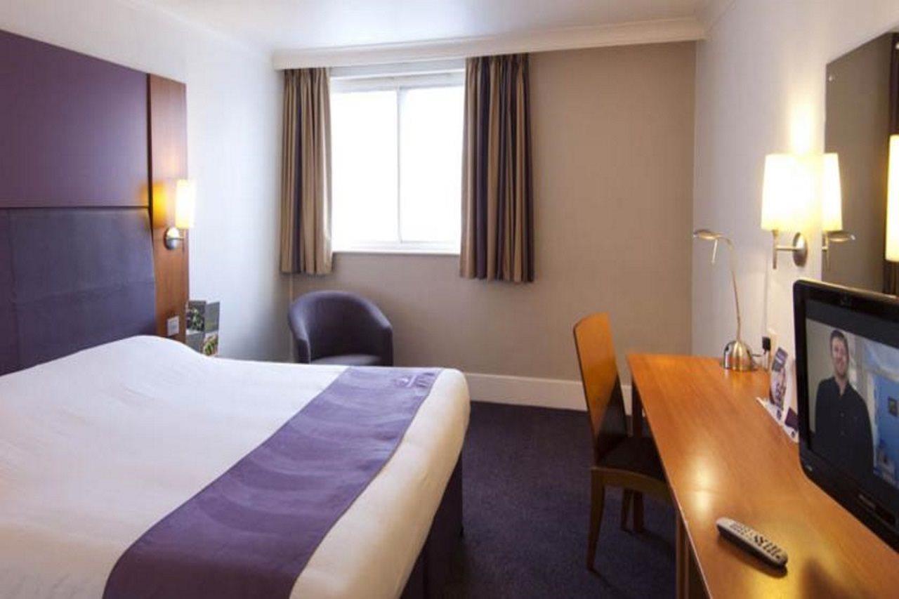 Premier Inn Huddersfield Central Esterno foto