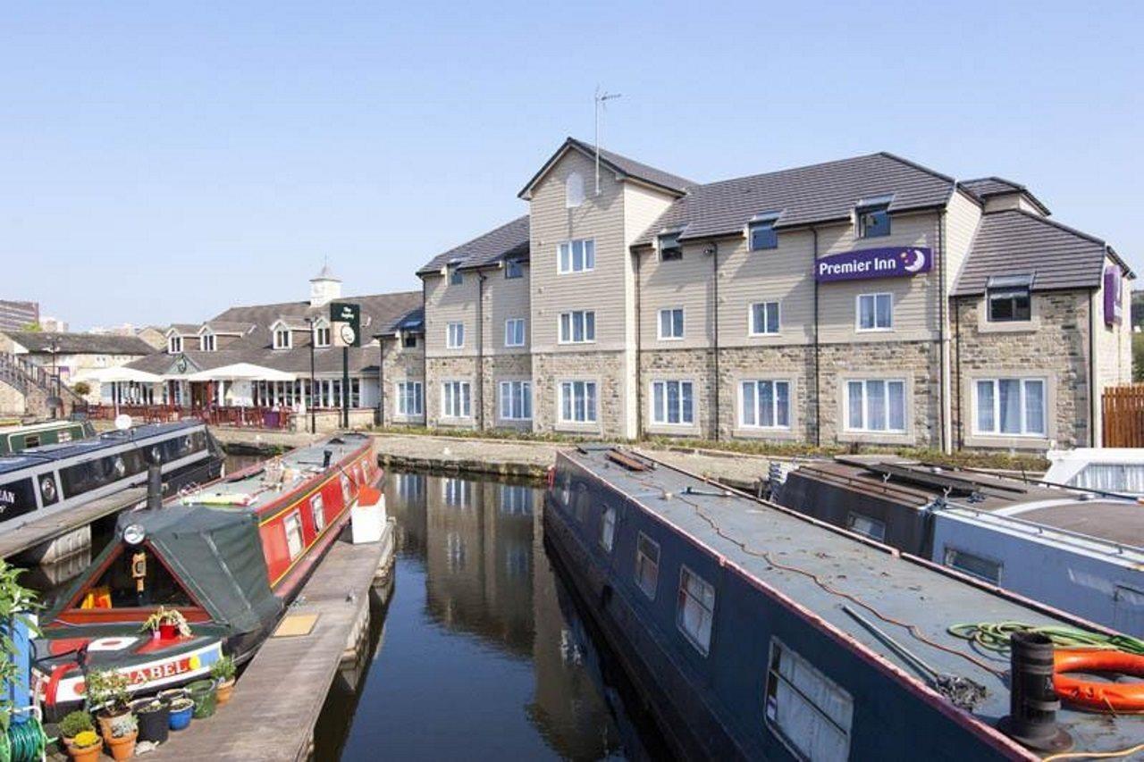 Premier Inn Huddersfield Central Esterno foto