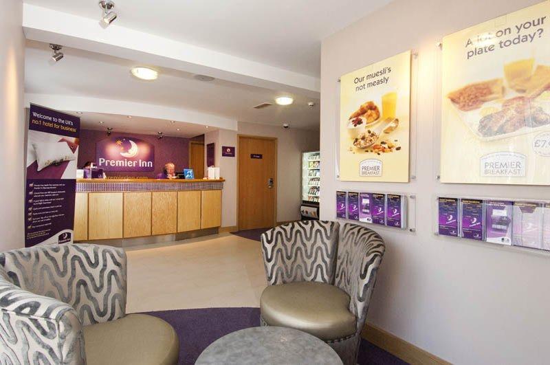 Premier Inn Huddersfield Central Esterno foto