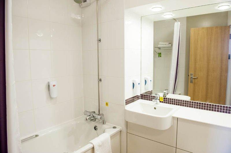 Premier Inn Huddersfield Central Esterno foto