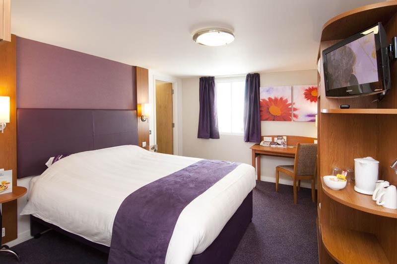 Premier Inn Huddersfield Central Esterno foto